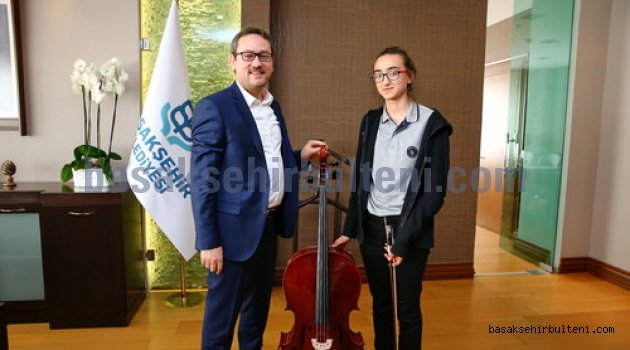 Başkan Kartoğlu, bilgievi öğrenicisine çello hediye etti