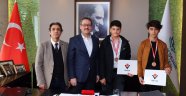 BAŞAKŞEHİRLİ GENÇLERE TÜBİTAK’DAN MADALYA