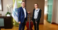 Başkan Kartoğlu, bilgievi öğrenicisine çello hediye etti