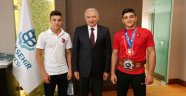 Başkan Uysal, dünya güreş şampiyonlarını kabul etti
