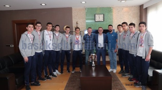 Türkiye 2’incisi basketbolculardan Başkan Kartoğlu’na ziyaret